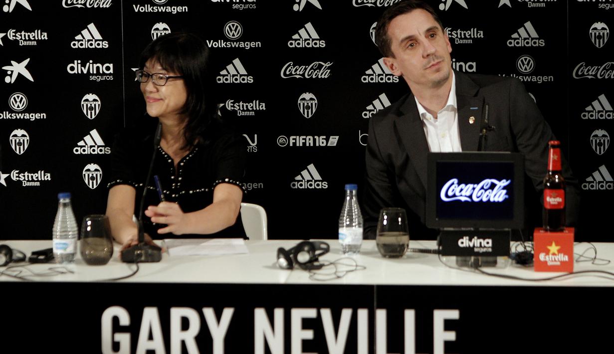 Mantan Pemain Manchester United, Gary Neville (kanan) bersama salah satu pemilik Klub Valencia, Lay Hoon Chan memberikan keterangan pers pada acara perkenalan sebagai pelatih di Stadion Mestalla, Kamis (3/12/2015).  (AFP Photo/Jose Jordan)