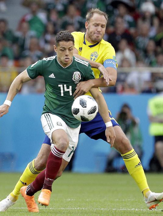 Pemain Swedia, Andreas Granqvist membayangi pergerakan pemain Meksiko, Javier Hernandez pada laga grup F Piala Dunia 2018 di Yekaterinburg Arena, Yekaterinburg, Rusia, (27/6/2018).  Swedia menang telak 3-0 atas Meksiko. (AP/Gregorio Borgia)