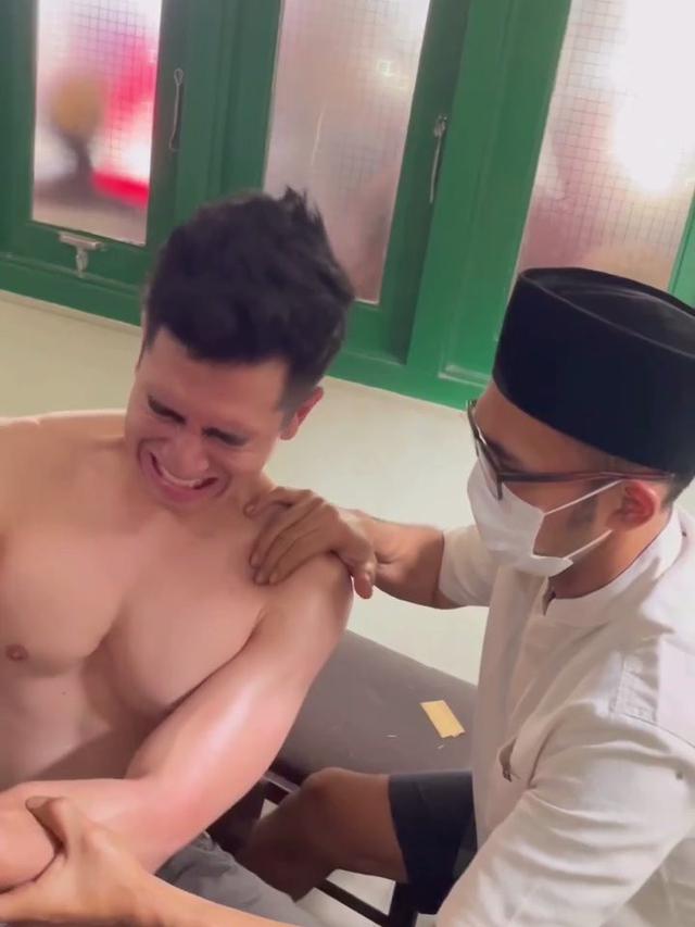 6 Potret Verrell Bramasta Berobat Usai 'Bahu Geser', Menahan Sakit Demi Sembuh