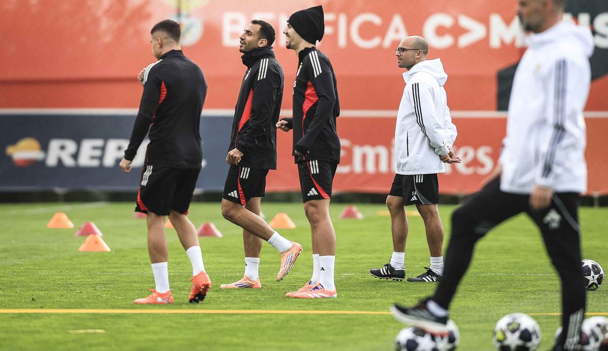 Hasil tersebut menambah intrik dua tim dengan performa terkini yang kontras. Tampak dalam foto, penyerang SL Benfica asal Yunani, Vangelis Pavlidis (tengah) menghadiri sesi latihan menjelang leg pertama play-off Liga Champions 2025/2026 melawan Real Madrid di Kampus Benfica, Seixal, pinggiran Lisbon, Portugal, pada Senin 16 Februari 2026. (PATRICIA DE MELO MOREIRA/AFP)
