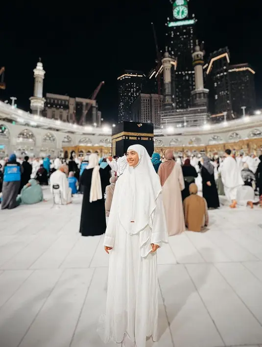 Ia kembali tampil dengan gamis putih, kali ini dengan gamis model lurus polos. Serasi dengan kerudung instan.  [@febbyrastanty]