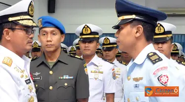 Citizen6, Bumimoro: Dankobangdikal Menyerahkan Medali Dan Ijasah Kepada Lulusan Terbaik Yang Diraih Kapten Laut (P) R Muhammad Candra Sekaligus Berhak Mendapatkan Adi Jala Yudha. (Pengirim: Penkobangdikal)