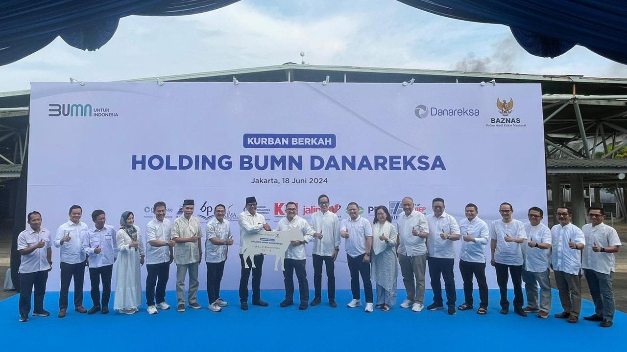 Seremoni penyerahan hewan kurban dari Holding BUMN Danareksa yang dilaksanakan di Masjid Darusalam, PT Kawasan Berikat Nusantara, Cakung, Jakarta, serta dihadiri oleh Deputi BAZNAS RI Imdadun Rachmat. (Dok Danareksa)