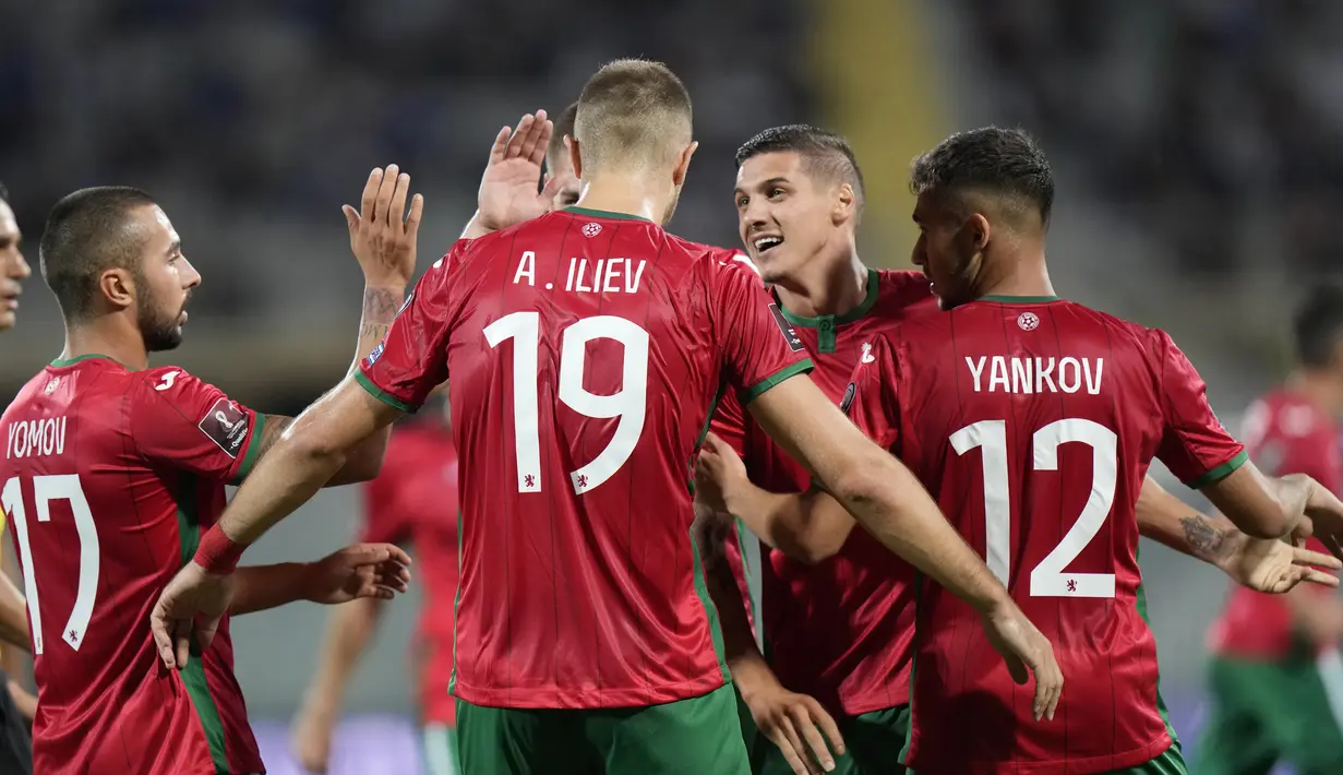 Pemain Bulgaria Atanas Iliev (tengah) melakukan selebrasi usai mencetak gol ke gawang Italia pada pertandingan sepak bola Grup C kualifikasi Piala Dunia 2022 di Stadion Artemio Franchi, Florence, Italia, Kamis (2/9/2021). Pertandingan berakhir dengan skor 1-1. (AP Photo/Luca Bruno)