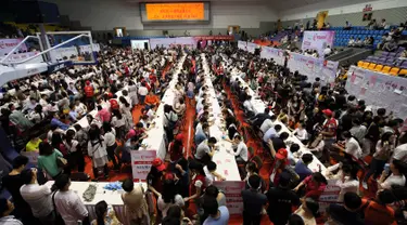 Suasana acara perjodohan yang diikuti ribuan peserta di Hangzhou, China timur, Minggu (29/5/2016). Acara yang diselenggarakan di Universitas Zhejiang ini menarik minat lebih dari 20.000 orang lajang. (STR/AFP)