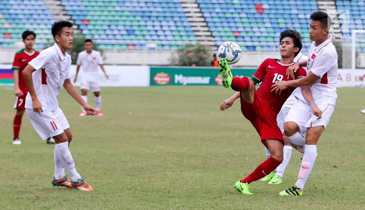 Pemain Timnas Indonesia U-19, Hanis Saghara berusaha mengontrol bola saat melawan Vietnam pada laga AFF U-18 di Stadion Thuwunna, Yangon, Senin (11/9). Vietnam berhasil menang atas Indonesia dengan skor 3-0. (Liputan6.com/Yoppy Renato)