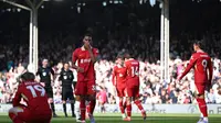 Pemain Liverpool tertunduk lesu setelah kalah 2-3 dari Fulham dalam laga pekan 31 Premier League 2024/2025 yang digelar di Craven Cottage, Minggu (6/4/2025) malam WIB. (HENRY NICHOLLS / AFP)