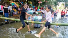 Warga mengikuti lomba gebuk bantal di Katulampa, Bogor, Jawa Barat, Kamis (17/8/2023). Lomba tersebut untuk memeriahkan Hari Ulang Tahun (HUT) ke-78 Republik Indonesia (RI) dan bertujuan untuk memupuk kebersamaam antarwarga. (merdeka.com/Arie Basuki)