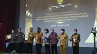 Menteri Keuangan Sri Mulyani Indrawati memberikan penghargaan kepada pemenang Penghargaan KUR tahun 2021 kategori Kantor Wilayah Ditjen Perbendaharaan, di Kementerian Koordinator Perekonomian, Jakarta, Selasa (18/1/2022).