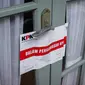 Ruang kerja komisioner KPU Wahyu Setiawan yang tertempel segel stiker dalam pengawasan KPK usai penggeledahan di Kantor KPU sementara, Jakarta, Kamis (9/1/2020).  Penggeledahan dan penyegelan terkait operasi tangkap tangan (OTT) KPK terhadap Wahyu pada 8 Januari kemarin. (Liputan6.com/Faizal Fanani)