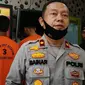 Kepala Polsek Bukitraya Kompol Bainar dan tiga tersangka penganiaya penjual nanas (baju orange) di Pekanbaru. (Liputan6.com/M Syukur)