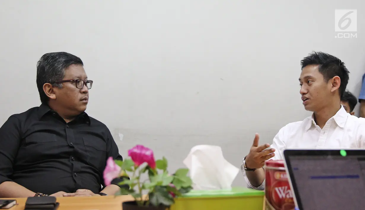 Sekjen PDIP Hasto Kristiyanto (kiri) berbincang dengan pendiri ruangguru.com  Adamas Belva Devara, Jakarta, Jumat (4/5). Menurut Hasto, ruangguru sudah terbukti memberikan terobosan baru dalam dunia pendidikan. (Liputan6.com/Herman Zakharia)