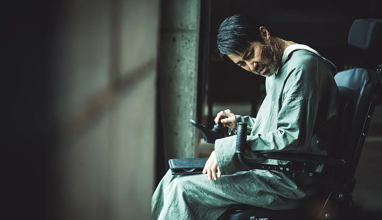 Meskipun penampilannya lemah, ekspresi tegas dan tatapan berapi-api Brian mengungkapkan tekadnya yang pantang menyerah dan harapannya akan kesempatan kedua dalam menghadapi krisis. (Foto: Netflix)