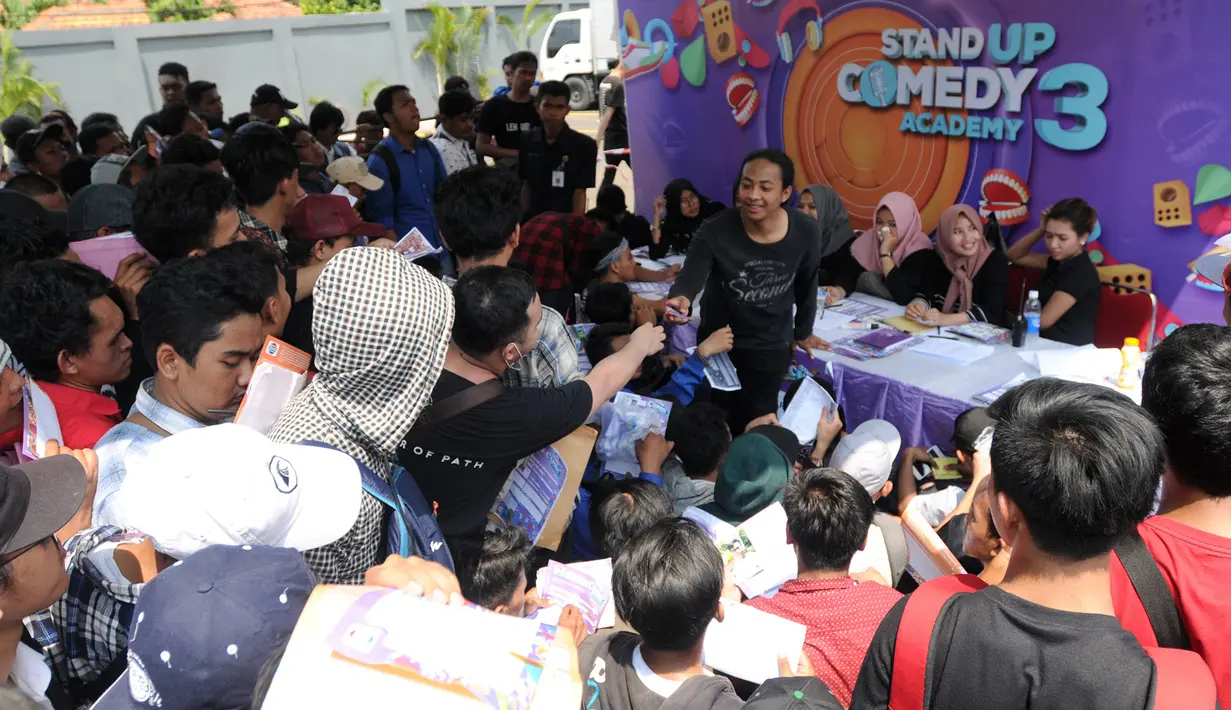 Indosiar kembali menggelar audisi Stand Up Comedy Academy 3 (SUCA 3). Setelah lima kota besar, kini audisi SUCA 3 dilakukan di Jakarta. Ribuan peserta terlihat hadir di pelataran Studio Indosiar Sabtu (19/8). (Daniel Kampua/Bintang.com)