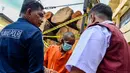 Polisi juga menahan satu tersangka terkait pengangkutan kayu ilegal hasil hutan lindung tersebut. (CHAIDEER MAHYUDDIN/AFP)