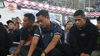 Tony Sucipto (kiri), Dedi Kusnandar (tengah), Taufik Hidayat (kanan) saat berdoa bersama untuk korban tragedi Kanjuruhan.. (Muhammad Faqih/Bola.com)
