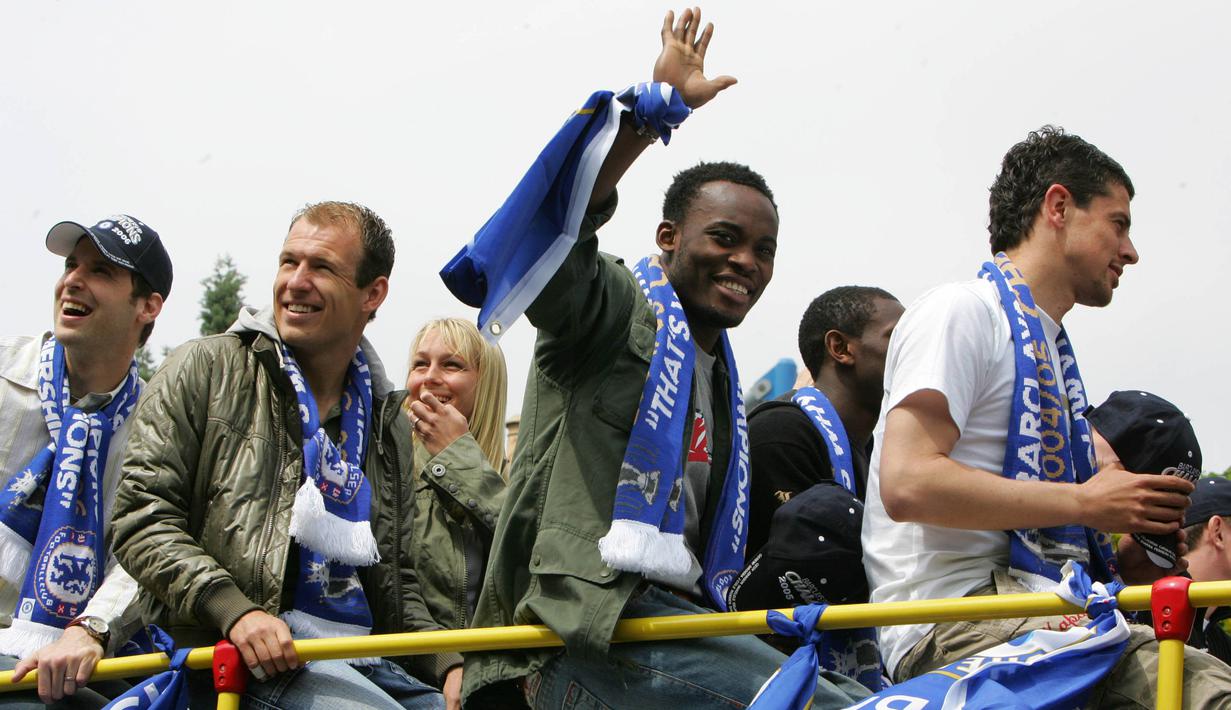 Gelandang Chelsea, Michael Essien, merayakan gelar Liga Inggris musim 2005/2006. Dirinya menjadi legenda di Chelsea dengan meraih dua trofi Liga Inggris, tiga Piala FA serta sebuah gelar Liga Champions. (AFP/Odd Anderson)