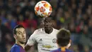 Gelandang Manchester United, Paul Pogba, menyundul bola saat melawan Barcelona pada laga Liga Champions 2019 di Stadion Camp Nou, Selasa (16/4). Barcelona menang 3-0 atas Manchester United. (AP/Joan Monfort)