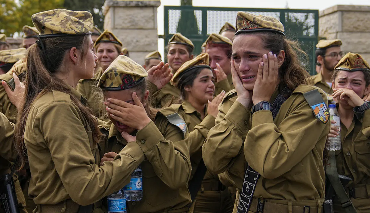<p>Tentara Israel berduka saat pemakaman Sersan Lia Ben Nun (19) di Rishon Lezion, Israel, Minggu (4/6/2023). Tentara Israel mengatakan Ben Nun termasuk di antara tiga tentara yang dibunuh oleh seorang penjaga perbatasan Mesir yang menyeberang ke Israel pada hari Sabtu sebelum dia ditembak mati oleh pasukan. (AP Photo/Ohad Zwigenberg)</p>