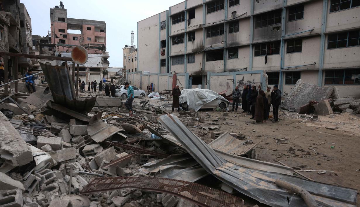 Insiden ini menjadi kekerasan terbaru yang mengancam stabilitas gencatan senjata di wilayah Gaza. Tampak dalam foto, seorang pengungsi Palestina memeriksa kerusakan setelah pesawat Israel menargetkan sebuah rumah berlantai lima tadi malam, di Khan Yunis, Jalur Gaza selatan pada 6 Februari 2026. Perang tersebut dipicu oleh serangan Hamas terhadap Israel pada Kamis 6 Februari 2026. (Bashar Taleb/AFP)