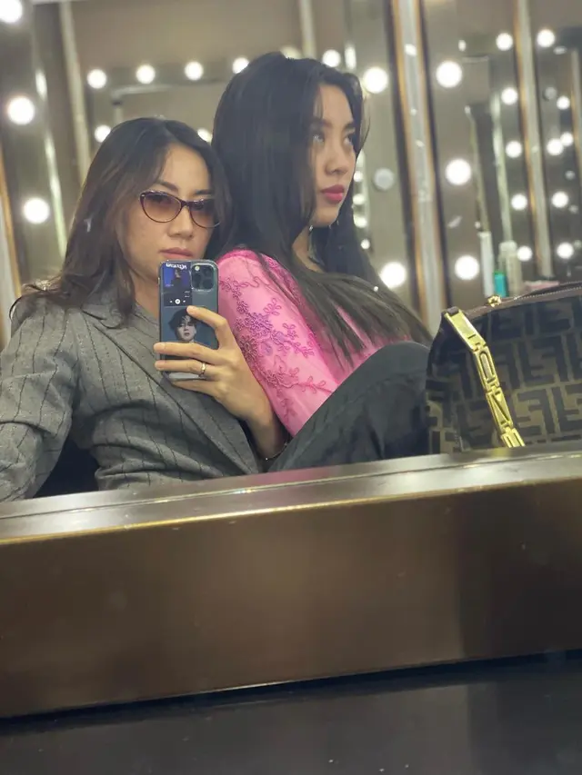 [Fimela] Potret penampilan istri Bimbim Slank