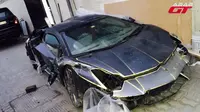 Seorang pria asal Uni Emirat Arab membeli Lamborghini Aventador ringsek bekas tabrakan dengan harga US$ 100 ribu atau sekira Rp 1,3 miliar. 