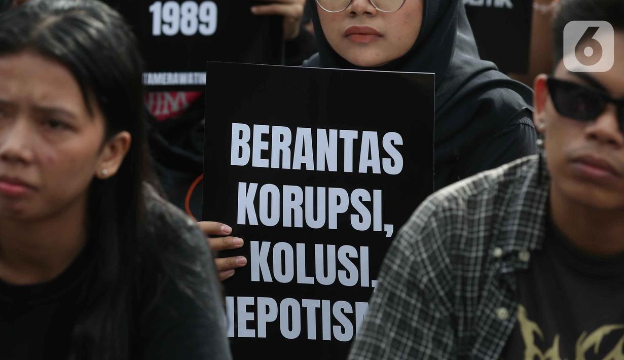 Awalnya peserta Aksi Kamisan merupakan keluarga korban pelanggaran Hak Asasi Manusia (HAM) berat di Indonesia, seperti peristiwa 1965, Tragedi Semanggi, dan penghilangan paksa aktivis. Tampak dalam foto, aktivis Jaringan Solidaritas Korban untuk Keadilan memegang pamflet saat mengikuti peringatan 19 tahun Aksi Kamisan di Jalan Medan Merdeka Utara atau di seberang Istana Merdeka, Jakarta, 15 Januari 2026. (Liputan6.com/Helmi Fithriansyah)