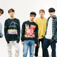 Sedangkan June mengatakan jika para penggemar harus datang ke konser iKON dengan kasih sayang. "Pegang konbatmu dan berlompatlah," kata Yunhyeong. (Foto: soompi.com)