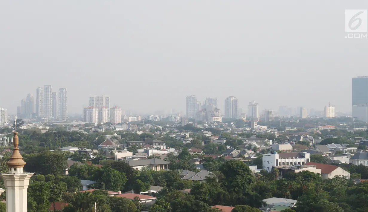 Deretan gedung bertingkat dan pemukiman warga di Jakarta, Selasa (30/7/2019). Badan Anggaran (Banggar) DPR bersama dengan pemerintah menyetujui target pertumbuhan ekonomi Indonesia berada di kisaran angka 5,2% pada 2019 atau melesat dari target awal 5,3%. (Liputan6.com/Angga Yuniar)