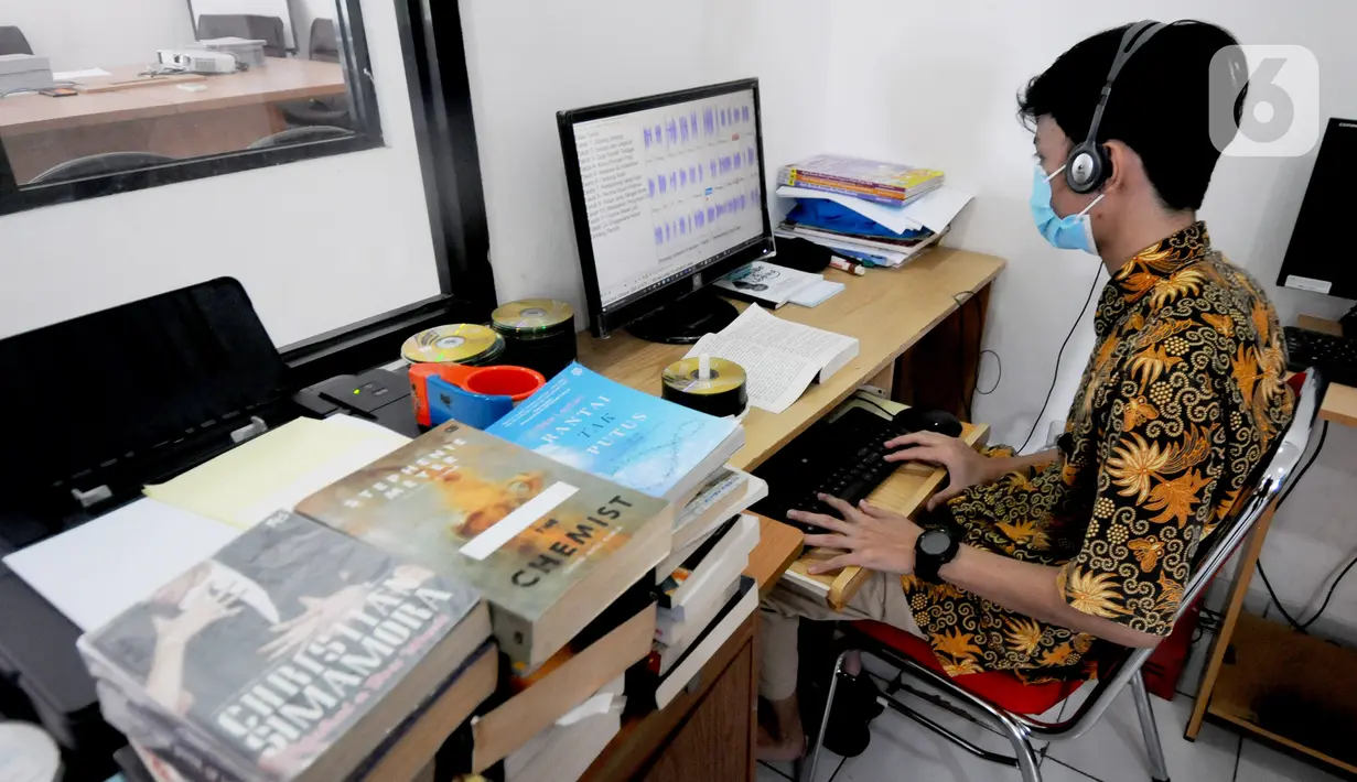 Staf menyelesaikan pembuatan EPUB di Yayasan Mitra Netra, kawasan Lebak Bulus, Jakarta, Kamis (9/12/2021). Setiap tahunnya Yayasan Mitra Netra menerbitkan 200 buku huruf braille, 200 EPUB (electronic publication ePub) dan 300 audio bagi penyandang tuna netra se-Indonesia. (merdeka.com/Arie Basuki)
