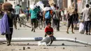 Di sisi lain, kepulan asap besar terlihat membubung ke langit di atas Jalur Gaza pada Senin (29/9/2025). Asap membubung tinggi dan dapat dilihat dari lokasi pengungsian. (Eyad BABA/AFP)