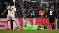 Gol penentu kemenangan Man United dari kaki Marcus Rashford pada leg kedua, babak 16 besar Liga Champions yang berlangsung di Stadion Parc des Princes, Paris, Kamis (7/3). Man United menang 3-1 atas PSG. (AFP/Franck Fife)