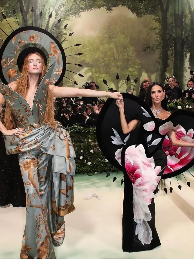 Demi Moore Come Back ke Met Gala 2024 dengan Gaun Wallpaper, Jadi Penampilan Terbaik di Usia 61 Tahun
