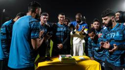 Dalam sebuah sesi latihan, Cristiano Ronaldo (tengah) mendapat kejutan dari klub dan rekan-rekannya. Ia mendapat kue saat berlatih dan foto bersama di tengah lapangan. (Twitter/Al Nassr FC)