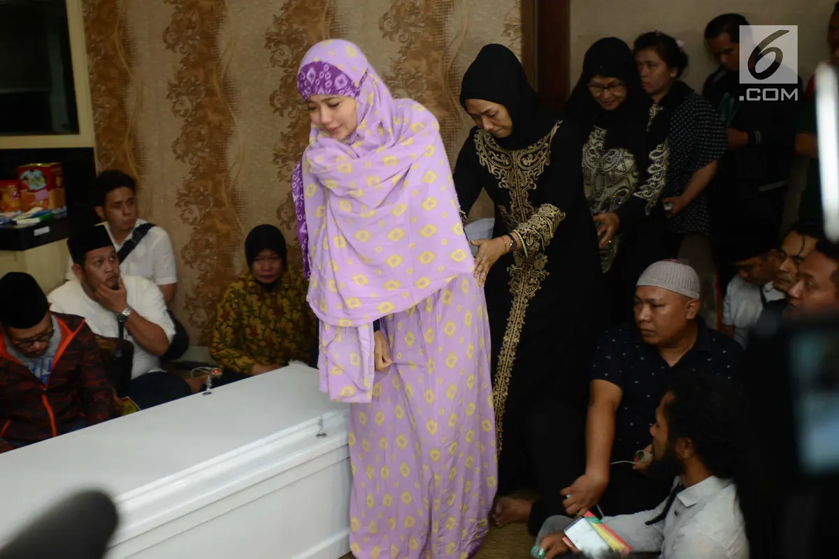 Tangis Istri Sambut Jenazah Herman Seventeen