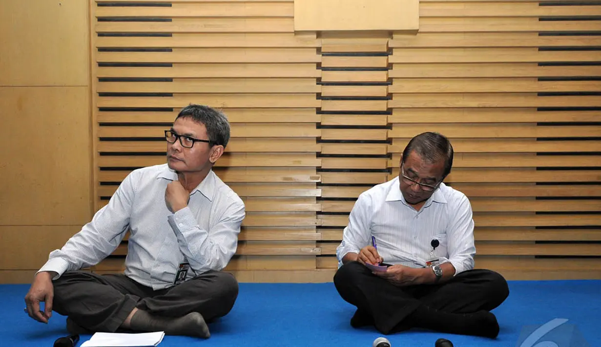 Pimpinan KPK, Busyro Muqoddas (kanan) didampingi Deputi Pencegahan KPK Johan Budi (kiri) saat melakukan dialog dengan awak media di Gedung KPK, Jakarta, Selasa (16/12/2014). (Liputan6.com/Miftahul Hayat)
