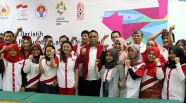 Chief de Mission (CdM) Asian Games 2018 Komjen Pol Syafruddin foto bersama saat mengunjungi pelatnas cabor Bridge di Wisma PKBI, Jakarta, Rabu (25/4). Kunjungan tersebut untuk memantau persiapan jelang laga Asian Games 2018. (Liputan6.com/Arya Manggala)