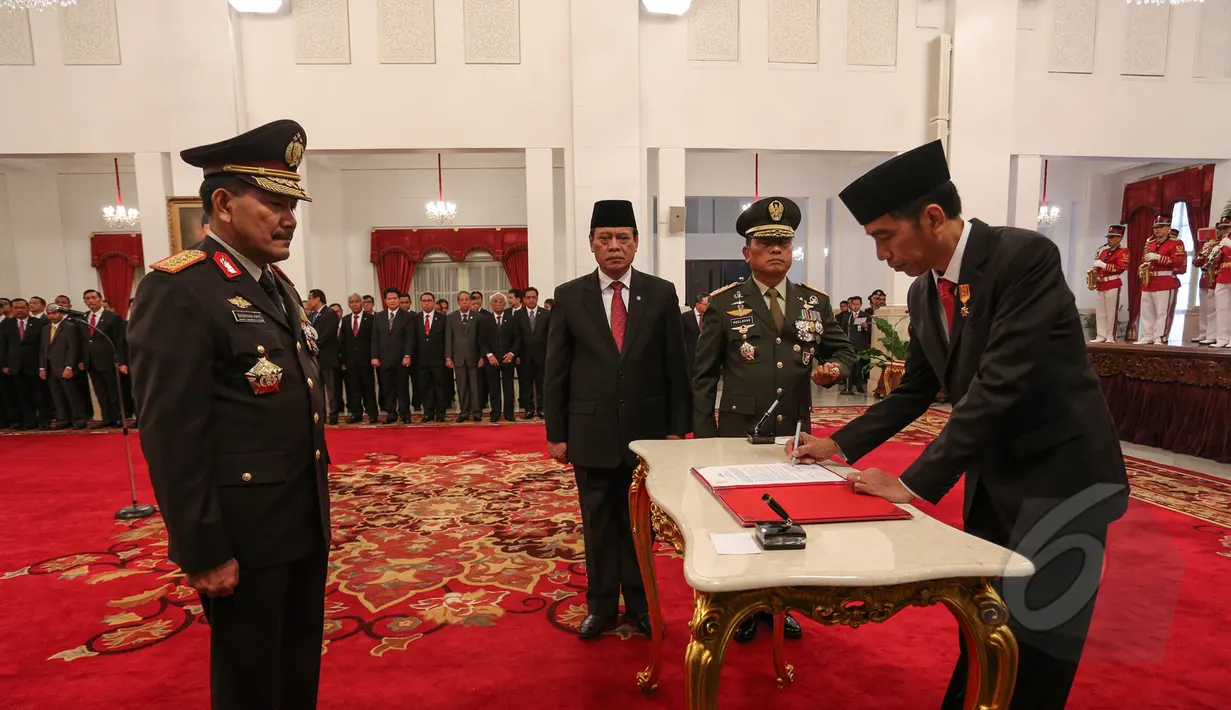 Presiden Joko Widodo (Jokowi) menandatangani surat pengangkatan Jenderal Badrodin Haiti sebagai Kapolri baru di Istana Negara, Jakarta, Jumat (17/4/2015). (Liputan6.com/Faizal Fanani)