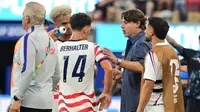 Pelatih Timnas Amerika Serikat, Mauricio Pochettino, memimpin anak asuhnya menghadapi Paraguay pada laga perdana Grup D Piala Dunia 2026 di SoFi Stadium, Inglewood, Sabtu (13/6/2026) pagi WIB. Dalam duel itu, Amerika Serikat menang 4-1 atas Paraguay. (AFP/Frederic J. BROWN)