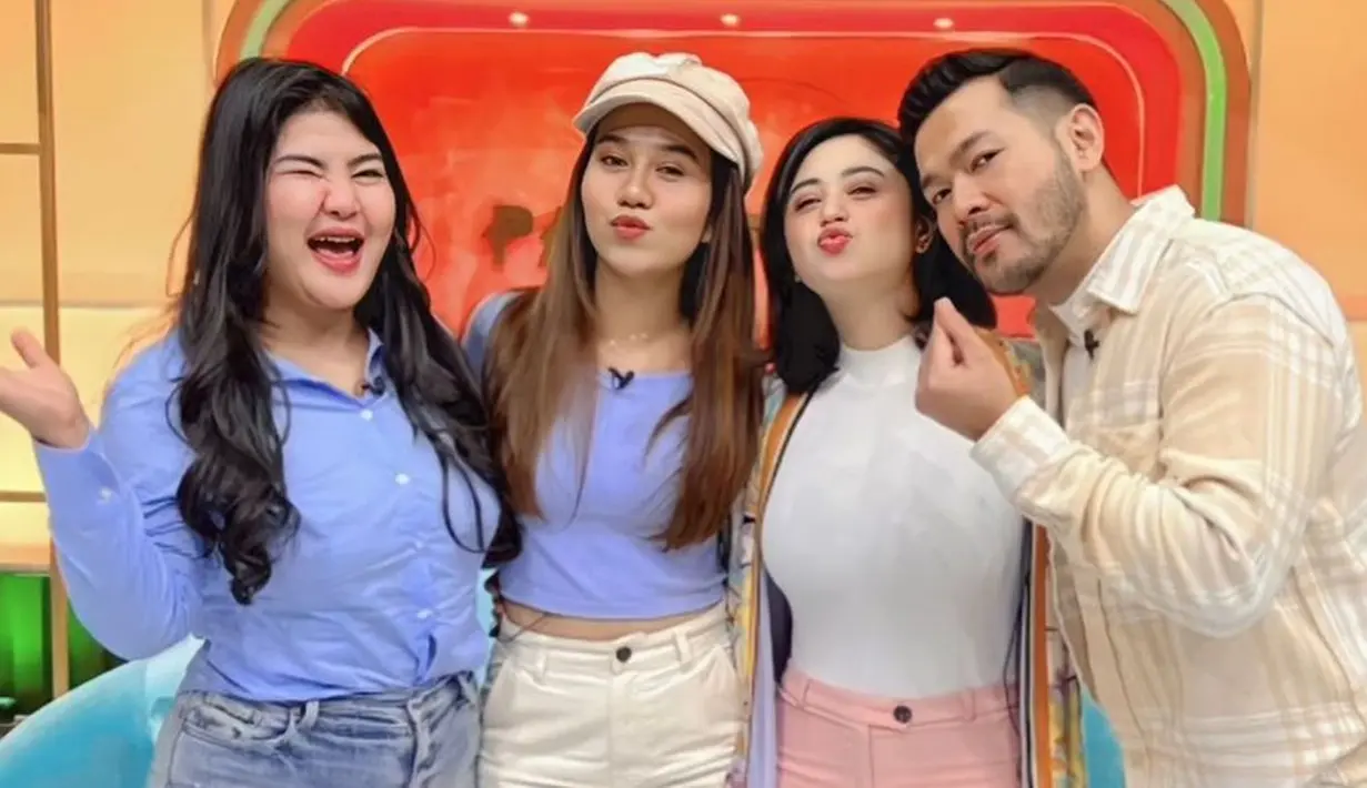 Rosa Meldianti juga tampak diundang ke salah satu program acara yang dipandu Dewi Perssik. Di sana ia datang sebagai bintang tamu, Meldi pun mengungkapkan jika dirinya menyesal pernah berseteru dengan sang tante. (Liputan6.com/IG/@rosameldianti29)