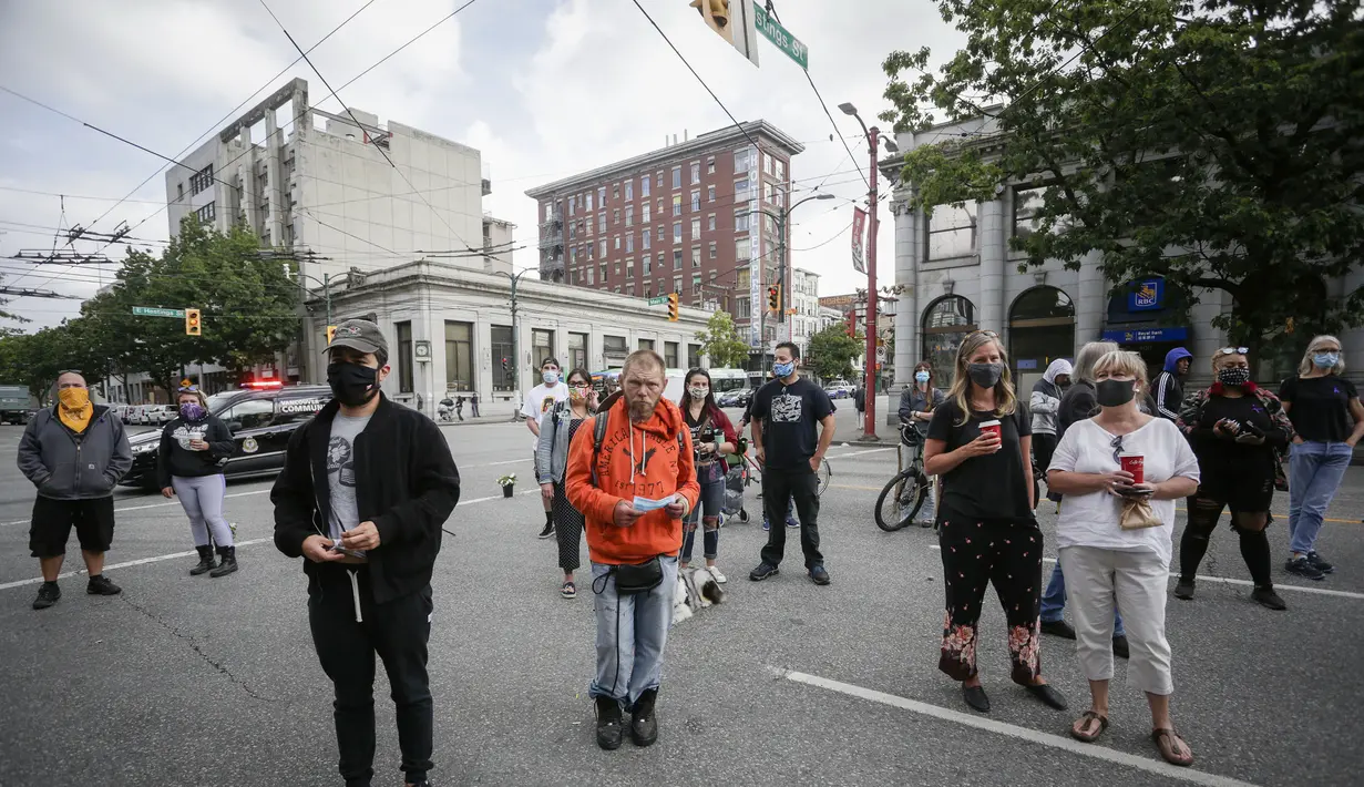 Warga berpartisipasi dalam peringatan mengenang korban overdosis di Vancouver, British Columbia, Kanada (31/8/2020). Warga ambil bagian dalam acara peringatan di Vancouver untuk mengenang orang terkasih yang meninggal akibat overdosis dalam Hari Kesadaran Overdosis Internasional. (Xinhua/Liang Sen)