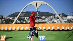 Pepanah putri Meksiko, Alejandra Valencia, berlatih jelang Olimpiade Rio 2016 di Sambodromo, Rio de Janeiro Carnival, Brasil, (2/82016). (AFP/Jewel Samad)