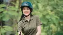 Member yang jadi center di single Flying High benar-benar tidak bisa sembunyi raut wajah sumringah ketika berkuda. Ia tampak menikmati momen berada di atas kuda. Tidak ada rasa takut dari raut wajah Zee. Tak heran, aksi Zee saat berkuda ini banjir pujian dari netizen. (Liputan6.com/IG/@jkt48.zee)