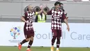 Para pemain Vissel Kobe merayakan gol yang dicetak oleh Andres Iniesta ke gawang Shanghai SIPG pada laga Liga Champions Asia di Doha, Qatar, Senin (7/12/2/2020). Vissel Kobe menang dengan skor 2-0. (AP Photo/Hussein Sayed)