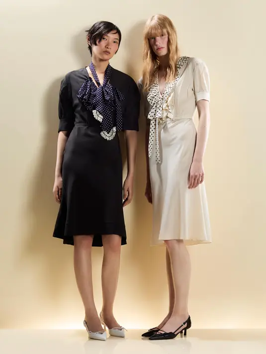 Dalam beberapa gambar, sosok terlihat sepenuhnya berada dalam ketenangan pantai, sementara di gambar lain, nuansa kota perlahan menyusup masuk.