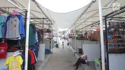 Pedagang kaki lima (PKL) Kota Tua beraktivitas di lapak relokasi Taman Kota Intan, Jakarta, Selasa (24/10). (Liputan6.com/Immanuel Antonius)
