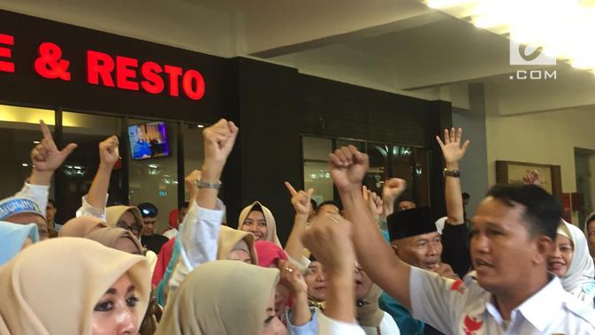 Massa relawan Prabowo-Sandiaga terdiri barisan emak-emak mulai menggeruduk Hotel Bidakara. (Liputan6.com/Radityo Priyasmoro)