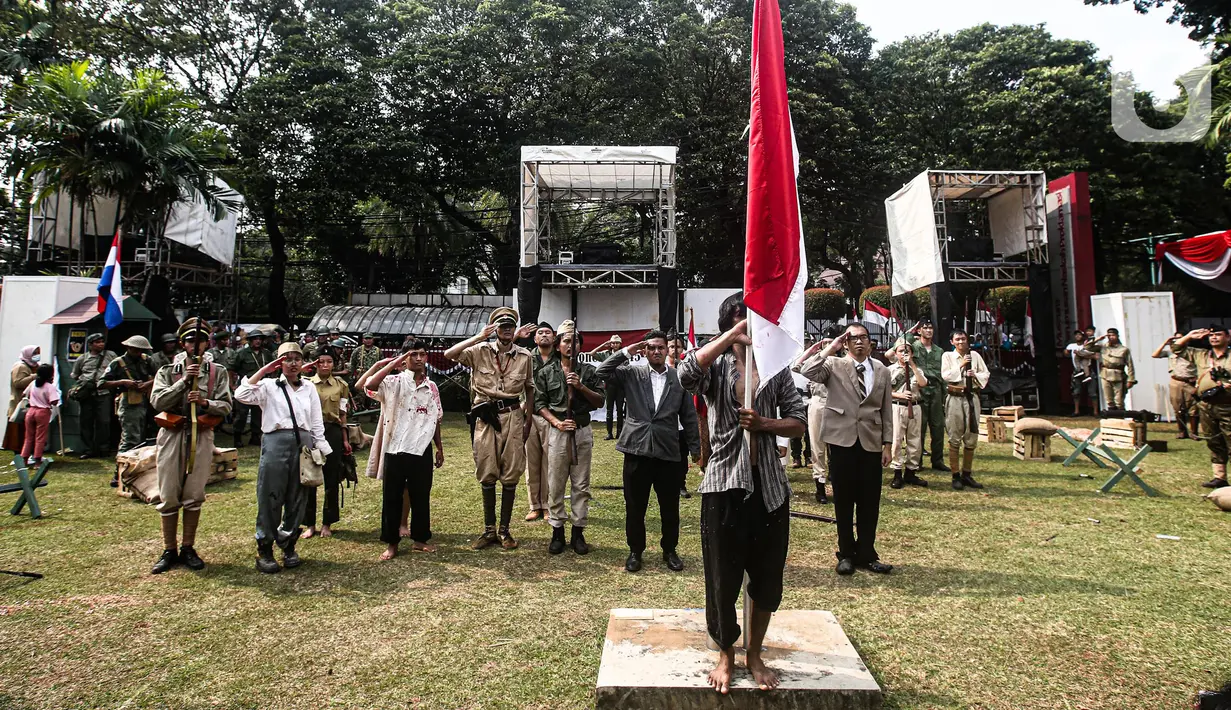 Sejumlah seniman berperan dalam Pertunjukan Sosiodrama "Reenactor Bangor" Gelora Bangsa di halaman Museum Naskah Proklamasi, Jakarta, Selasa (16/8/2022). Pertunjukan tersebut merupakan salah satu rangkaian acara Napak Tilas Proklamasi dalam rangka menyambut Ke-77 Kemerdekaan Republik Indonesia (RI). (Liputan6.com/Faizal Fanani)