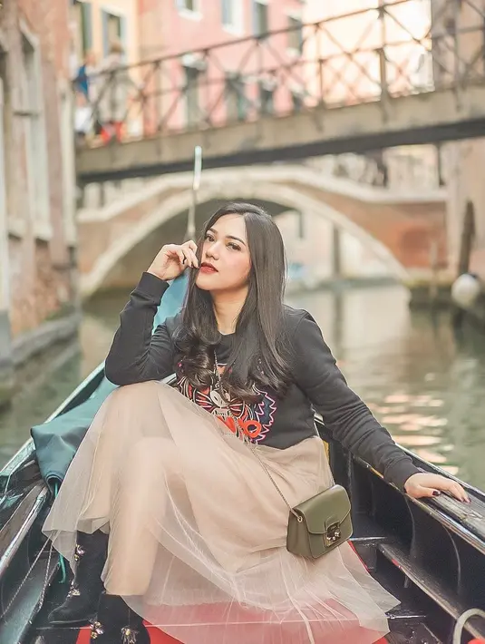 Wanita kelahiran 1997 ini selalu bergaya simple dan elegan selama liburan. (Liputan6.com/IG/@nabilagardena)