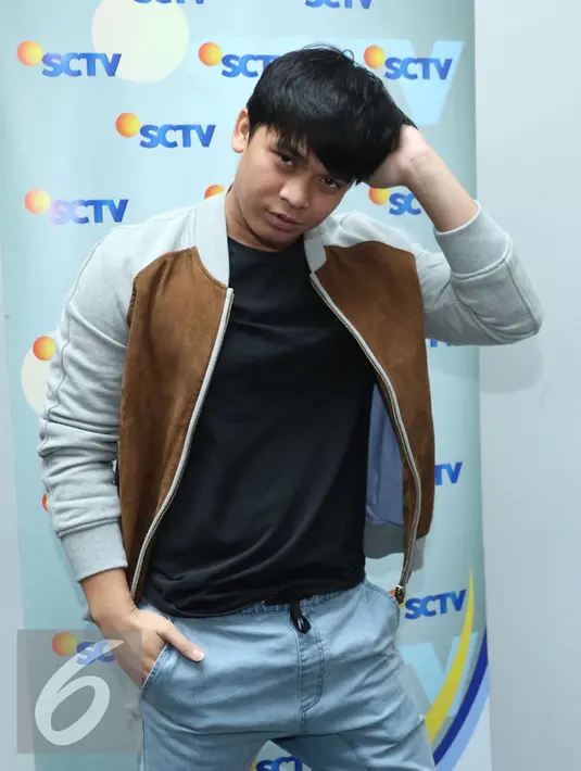 Artis Billy Syahputra berpose usai jumpa pres HUT SCTV ke-26 di SCTV Tower, Jakarta, (11/8). Menandai hari jadi SCTV ke-26, SCTV akan menggelar "Malam Puncak Perayaan HUT SCTV 26 Satu Untuk Semua" pada rabu (24/8/2016). (Liputan6.com/Herman Zakharia)